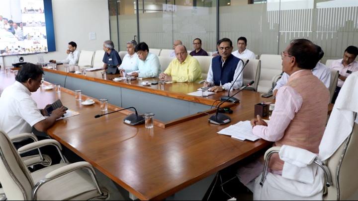 कानून व्यवस्था हो या जनकल्याण हम अपनी चुस्ती-फुर्ती और सावधानी में कमी न आने दें - मुख्यमंत्री श्री चौहान